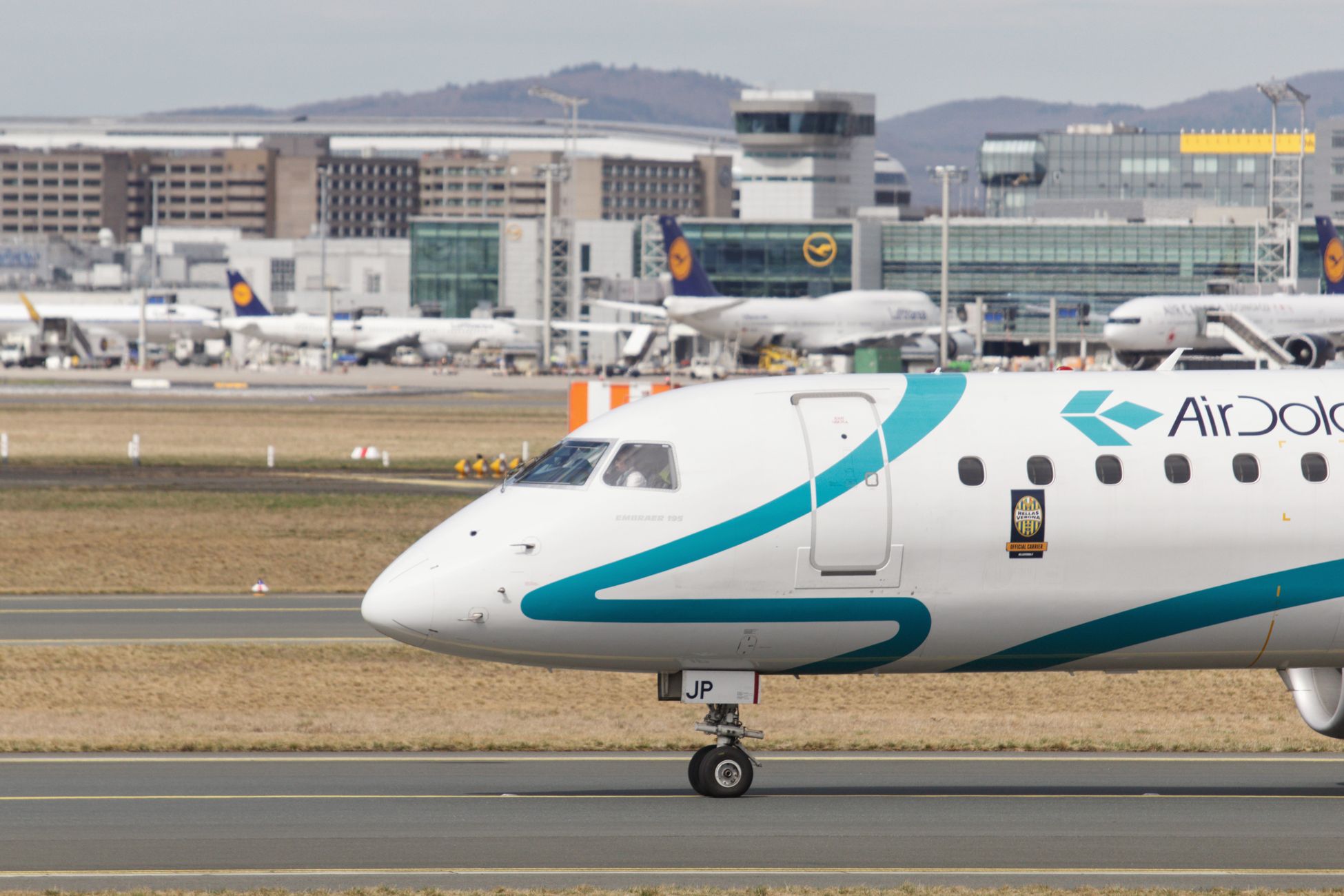 Vliegtuig zakt door landingsgestel op Frankfurt Airport, meerdere gewonden