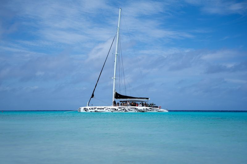 Catamaran sur eau turquoise