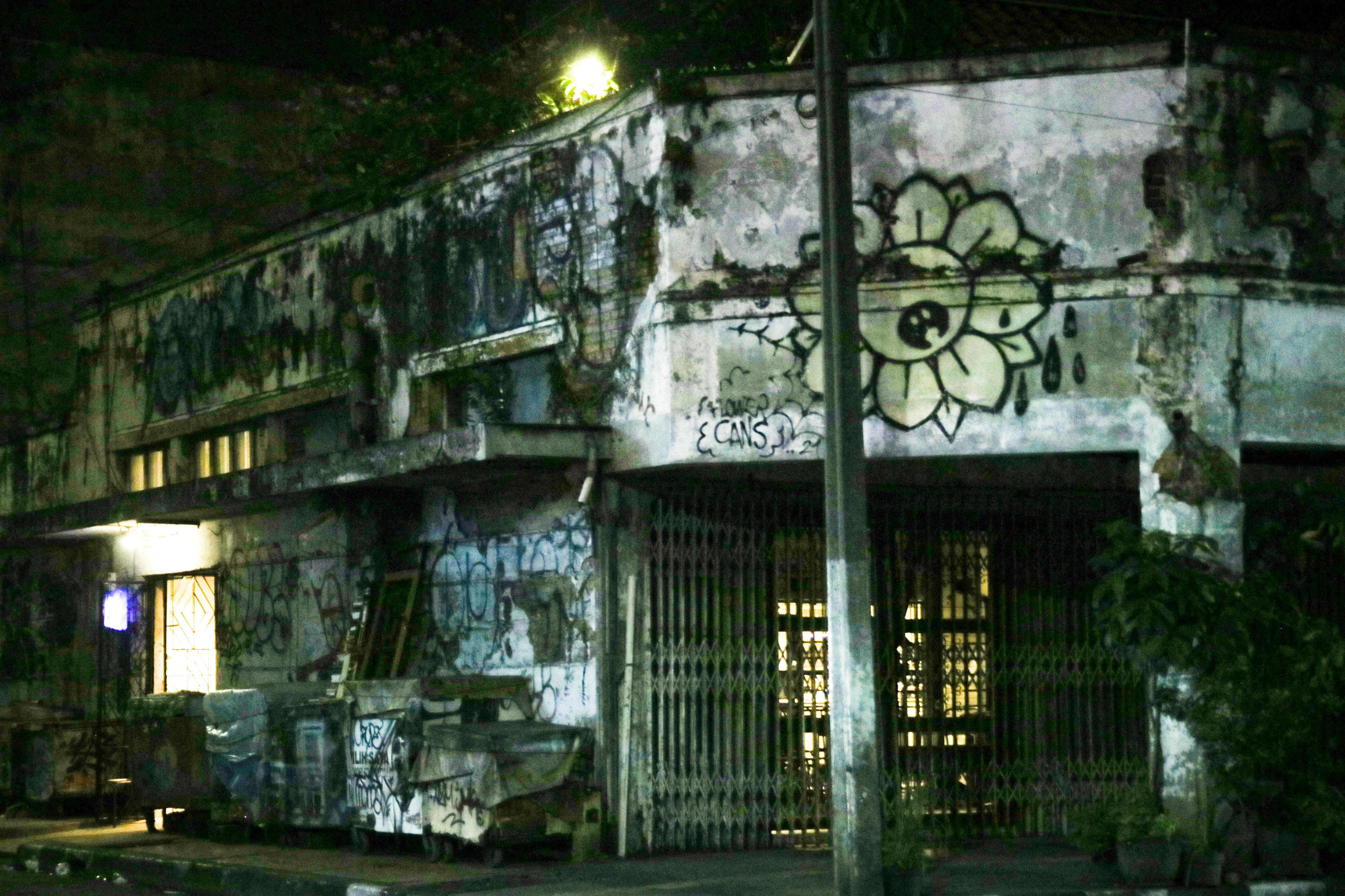 免費 夜間拍攝的萬隆破舊的城市建築，上面佈滿了塗鴉。 圖庫相片