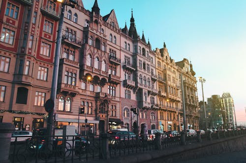 Vehículos Estacionados Cerca De Un Edificio De Gran Altura