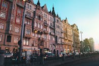 夕阳下，布拉格历史悠久的街道和经典建筑沐浴其中，尽显城市魅力