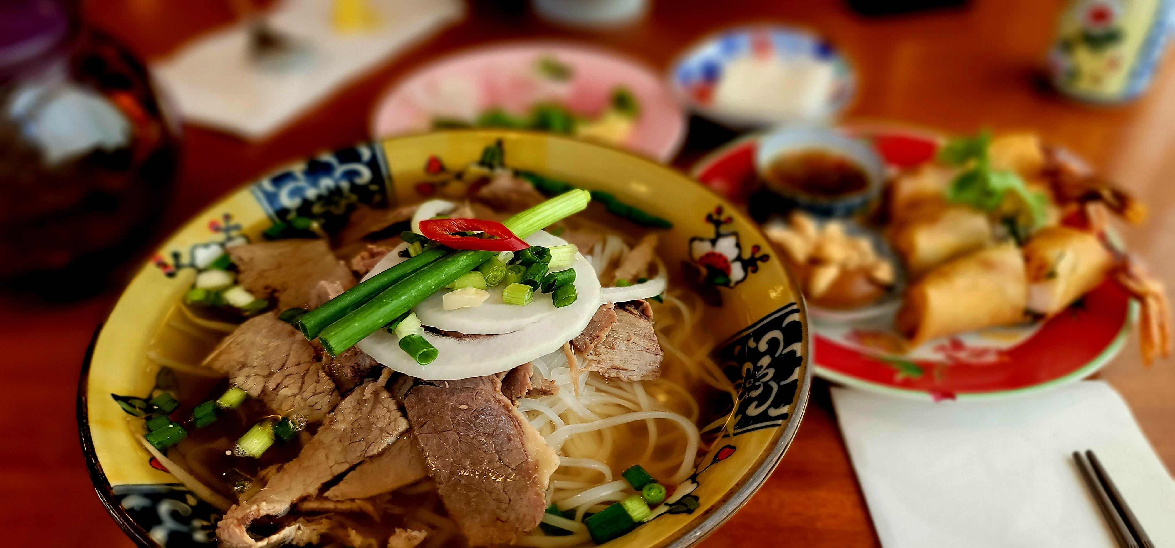 tô phở và gỏi cuốn tại quán ăn ngon Thủ Đức