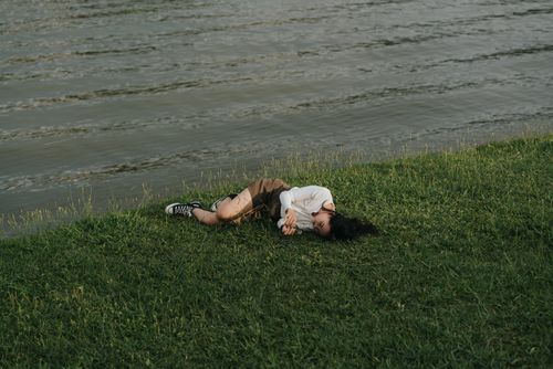 Δωρεάν Μια γαλήνια σκηνή ενός ατόμου που χαλαρώνει στο γρασίδι δίπλα στην όχθη της λίμνης Νταλάτ σε μια ήρεμη μέρα. Φωτογραφία από στοκ φωτογραφιών