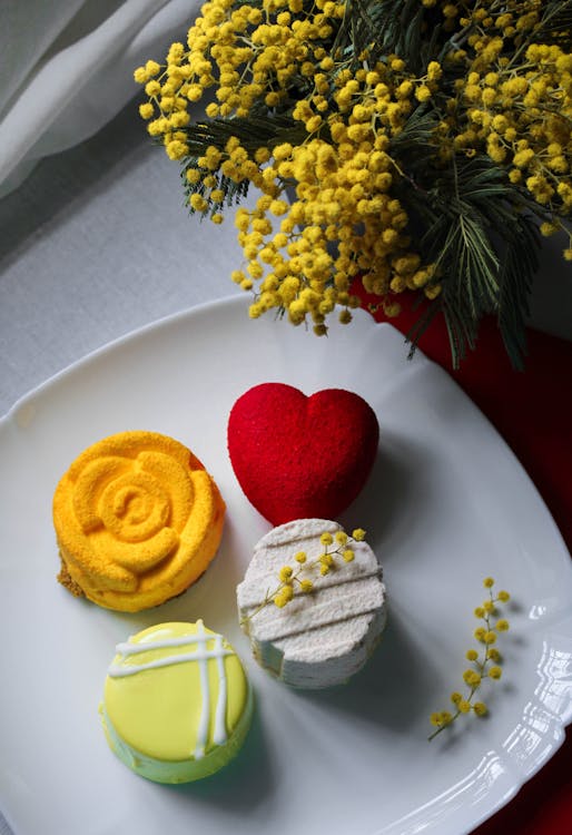 Free Pleasant Plating Cupcakes on White Ceramic Plate Stock Photo