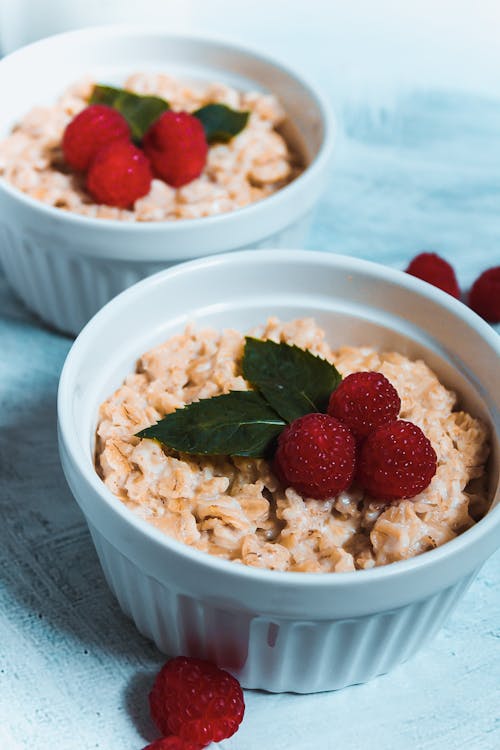 Muesli Em Tigelas Coberto Com Framboesas