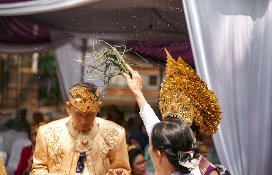 Embracing the Local Culture: Food, Customs, and Etiquette Embracing the Local Culture: Food, Customs, and Etiquette