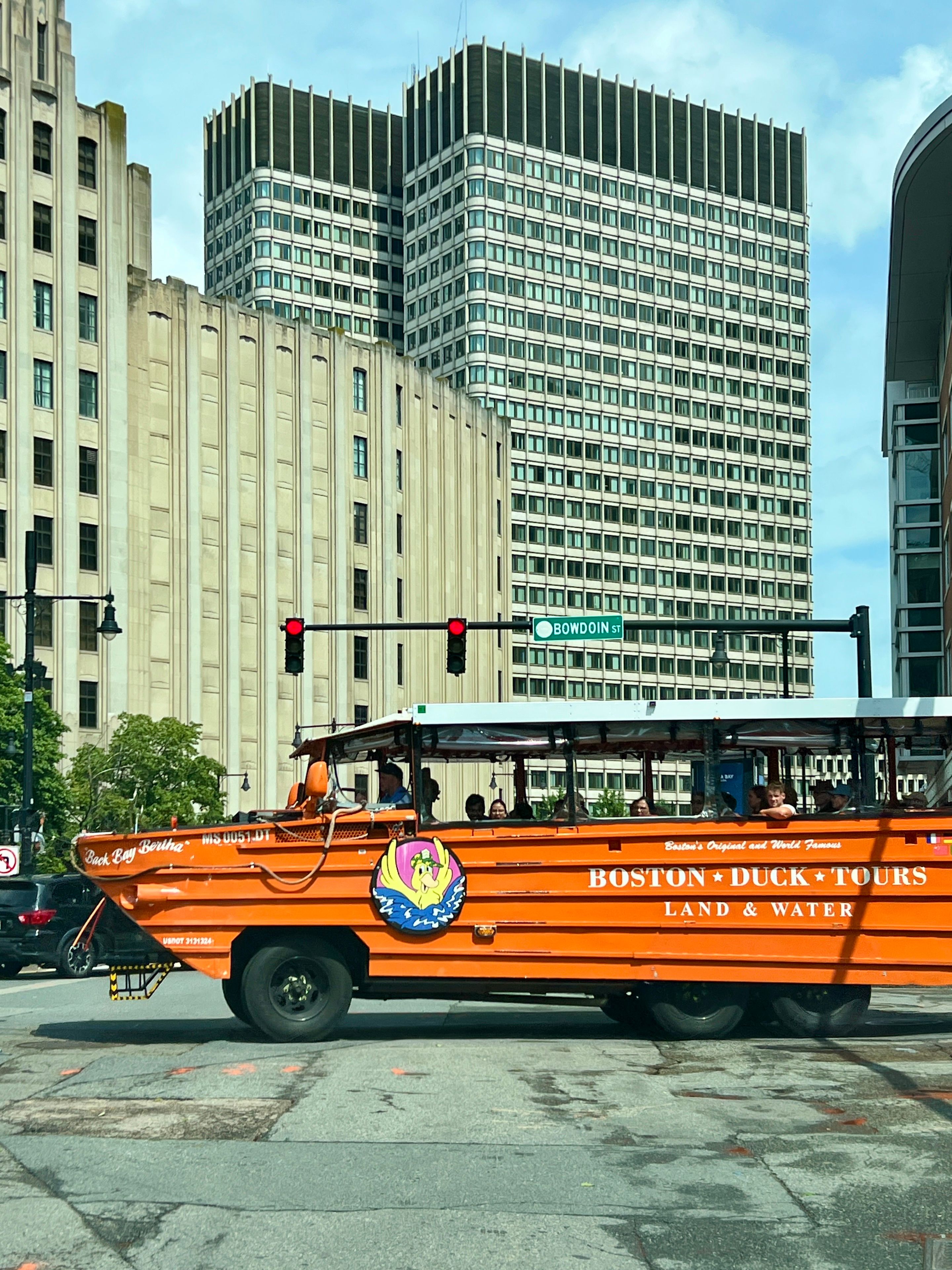 Fotomural Vehículo icónico de Boston Duck Tours en la intersección de la ciudad, cerca de lugares históricos.