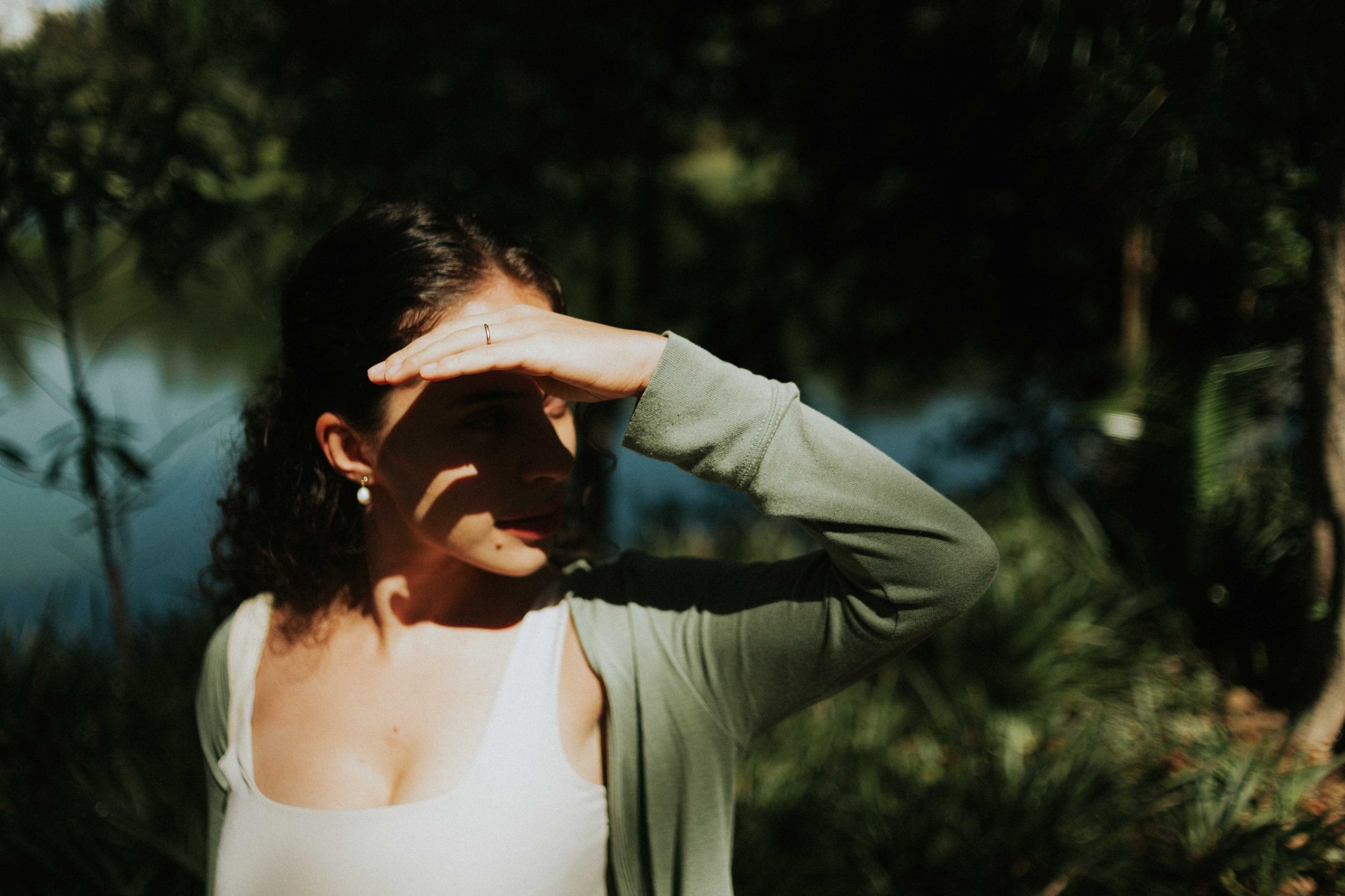 Mulher recebendo luz solar matinal, o principal sinalizador para o relógio biológico e a qualidade do sono futuro