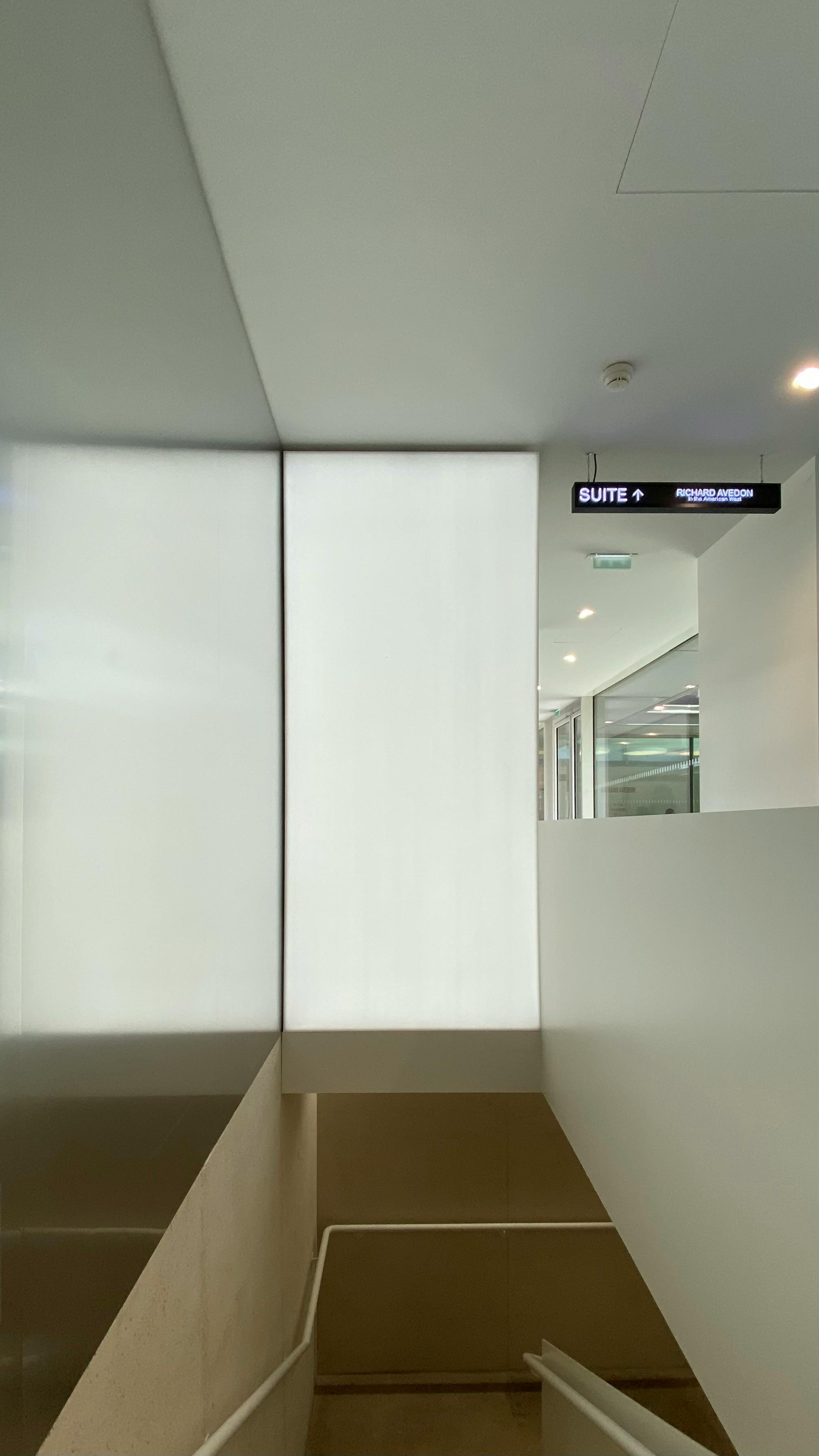 bezplatná Elegantní vnitřní schodiště s moderními designovými prvky a světelným značením. Základová fotografie