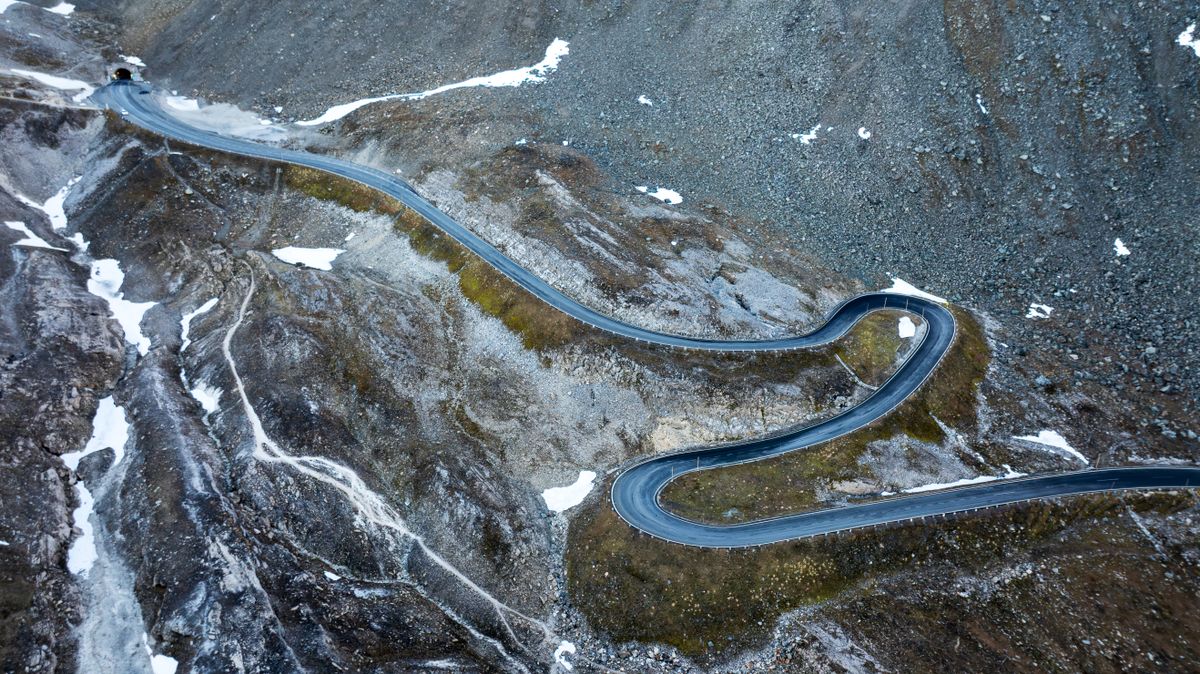 Curba dubla in S pe un versant stancos din Carintia