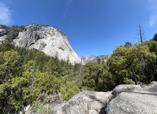 Free Breathtaking view of granite cliffs and lush forest under clear blue sky in Yosemite National Park. Stock Photo