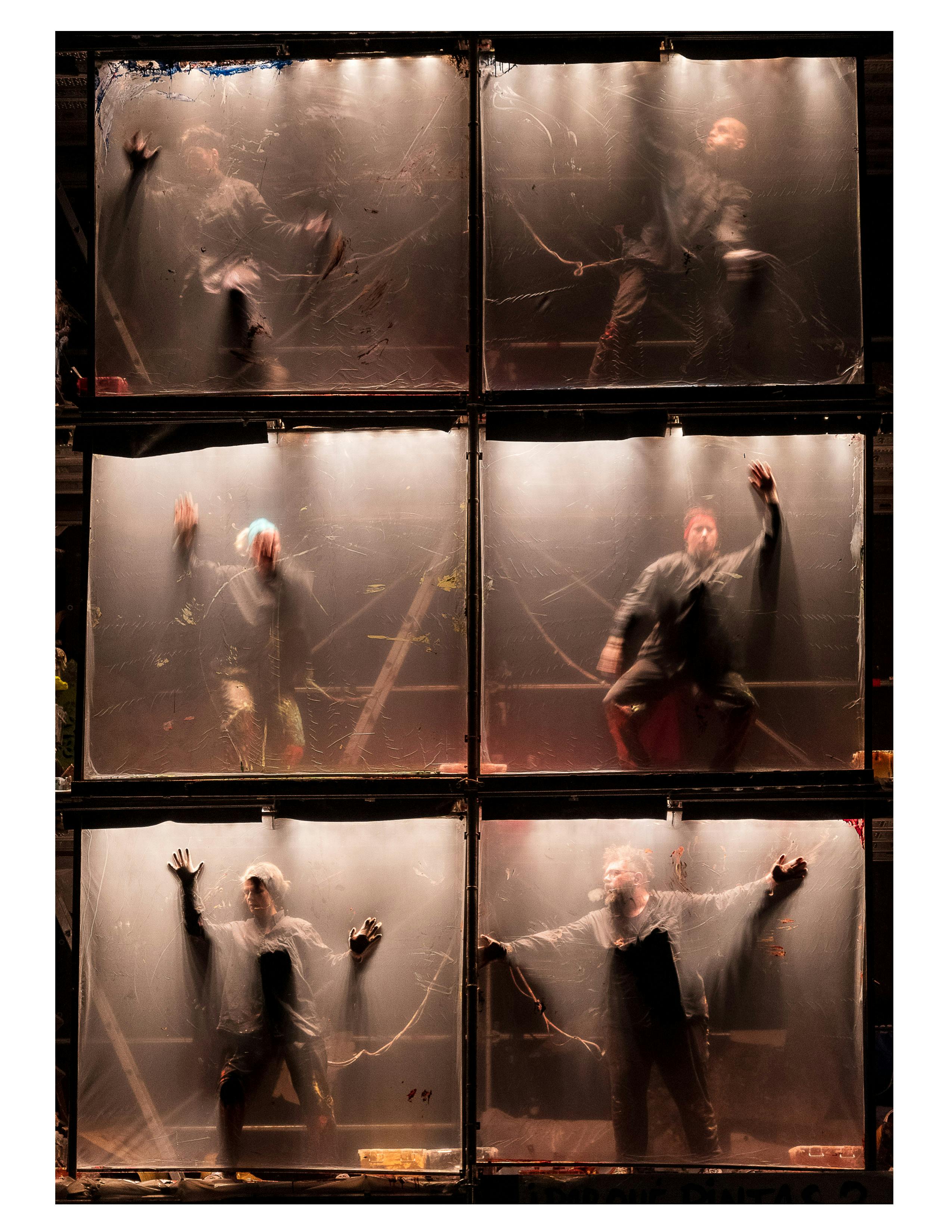 Zadarmo Abstraktné umenie zobrazujúce ľudí za plastovými fóliami v Santiagu de Querétaro v Mexiku. Fotka z fotobanky