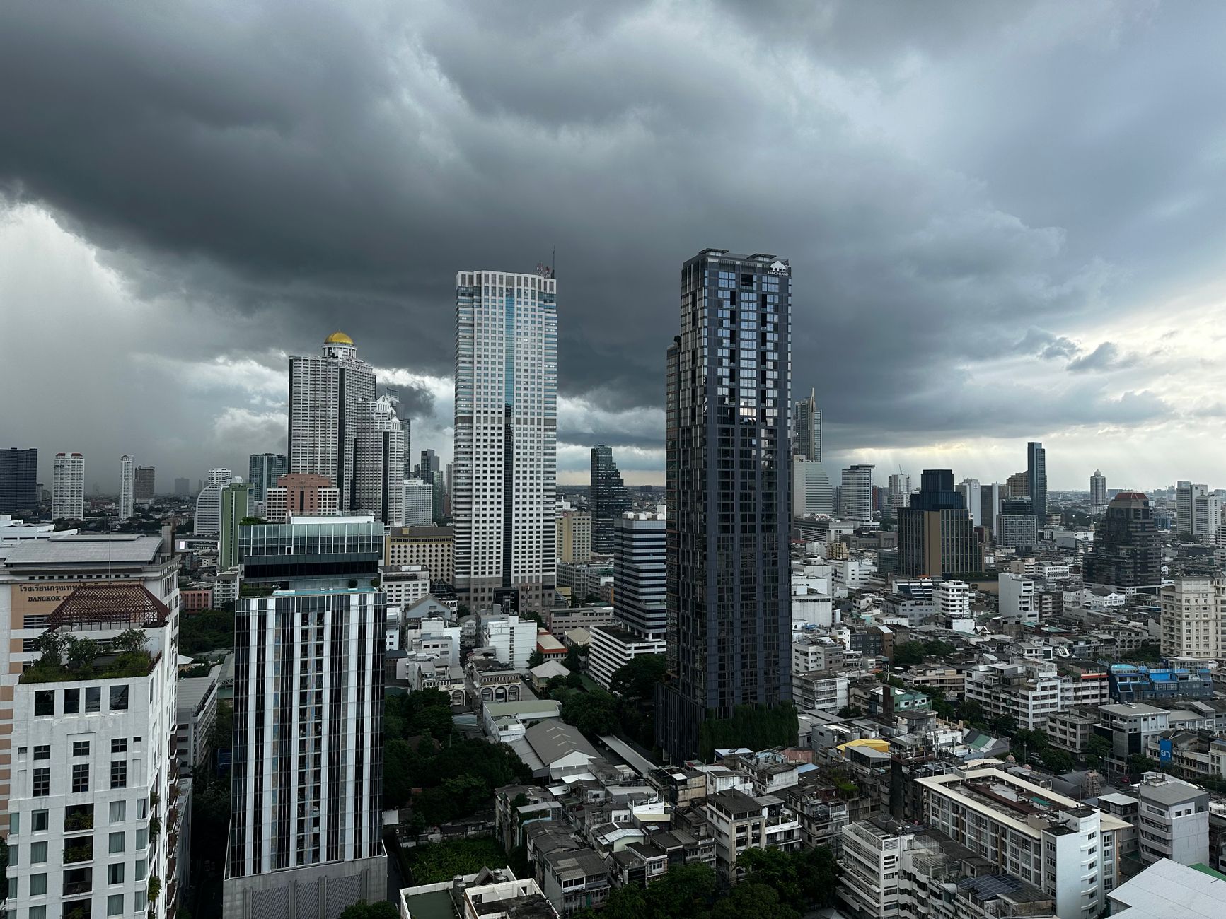天気アプリの週間予報と、営業計画メモを並べた俯瞰写真