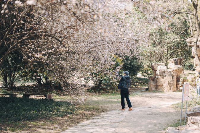 초봄 걷기 시작 가이드 — 해빙기 미끄럼·일교차 대비와 겨우내 굳은 몸 풀기