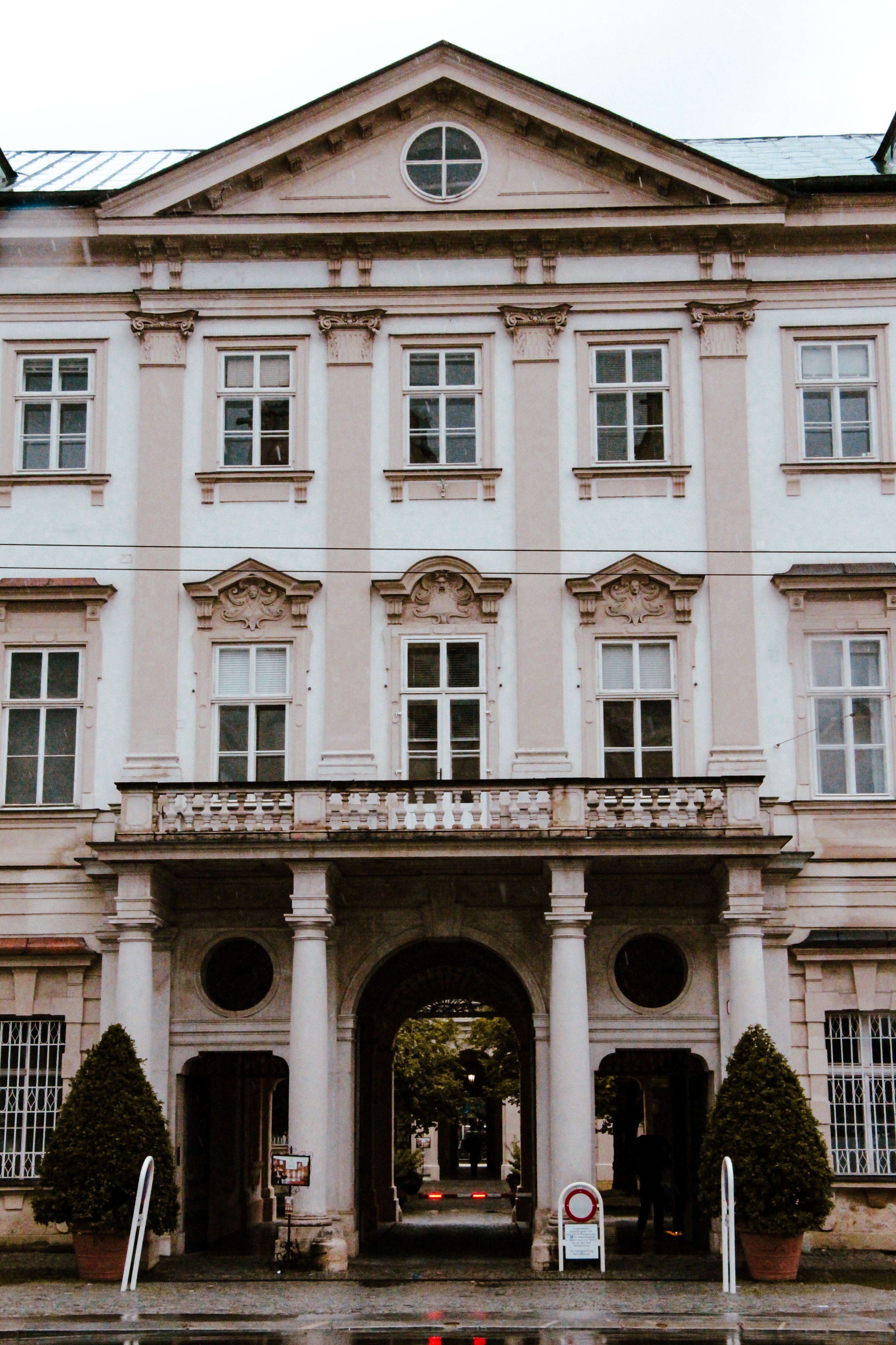 Elegant Historical Building Facade · Free Stock Photo