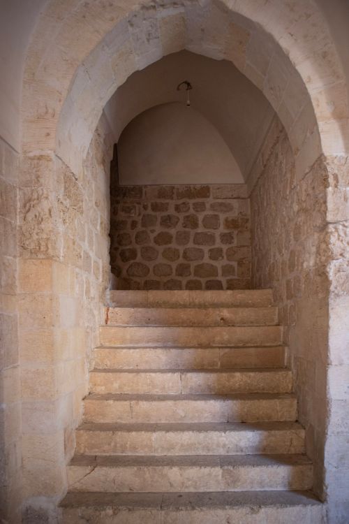 Free Rustic stone staircase in a historic building in Mardin, Türkiye. Stock Photo