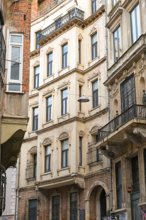 Free Capture of a historic building facade in the Beyoglu district showcasing classic architectural elements. Stock Photo