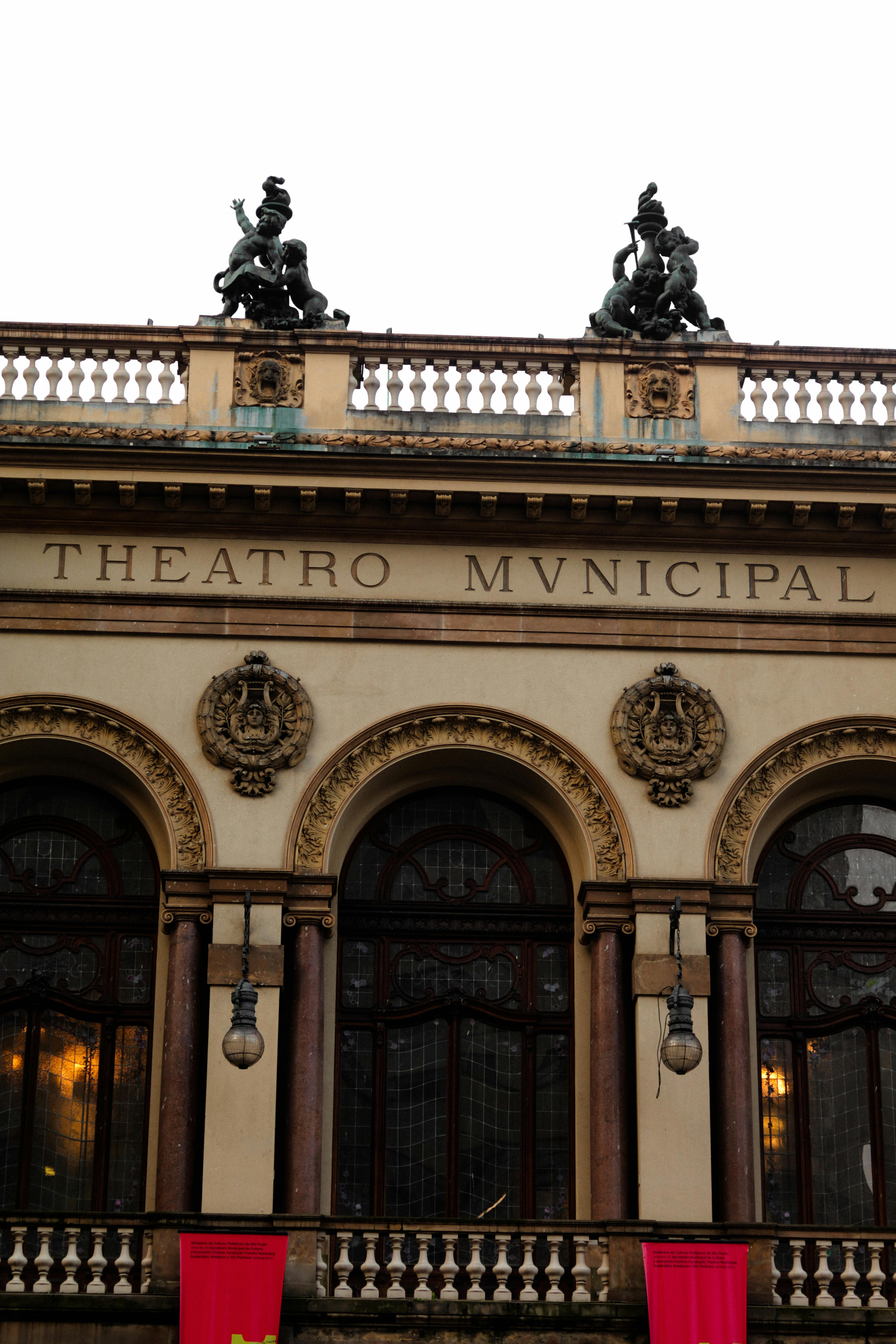 Ücretsiz Heykeller ve kemerlerle tarihi Theatro Municipal'in süslü cephesi Stok Fotoğraflar