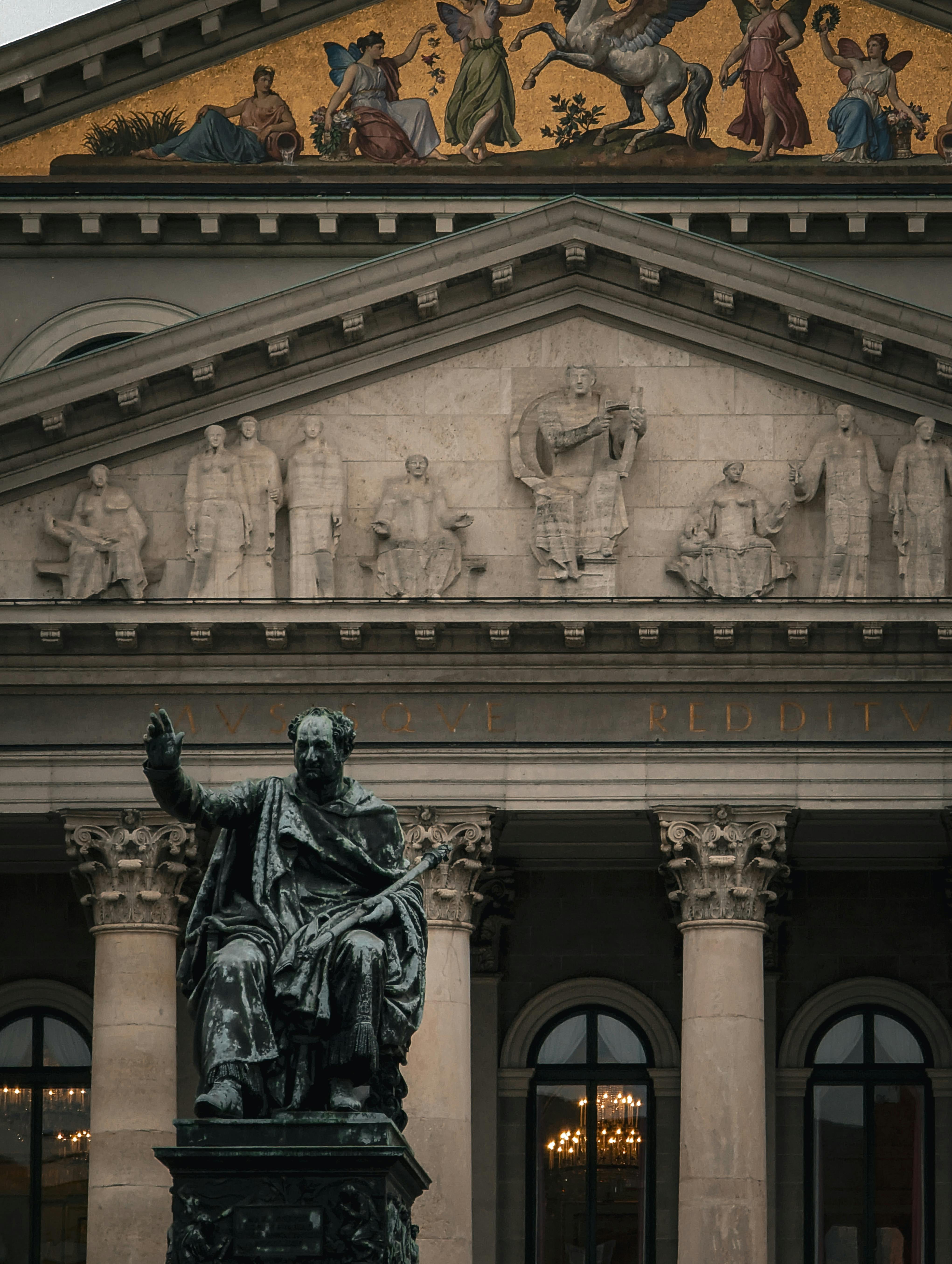 Ücretsiz Heykellerle süslü cephesi ve dikkat çekici heykeliyle Münih'teki Ulusal Tiyatro'nun muhteşem manzarası. Stok Fotoğraflar