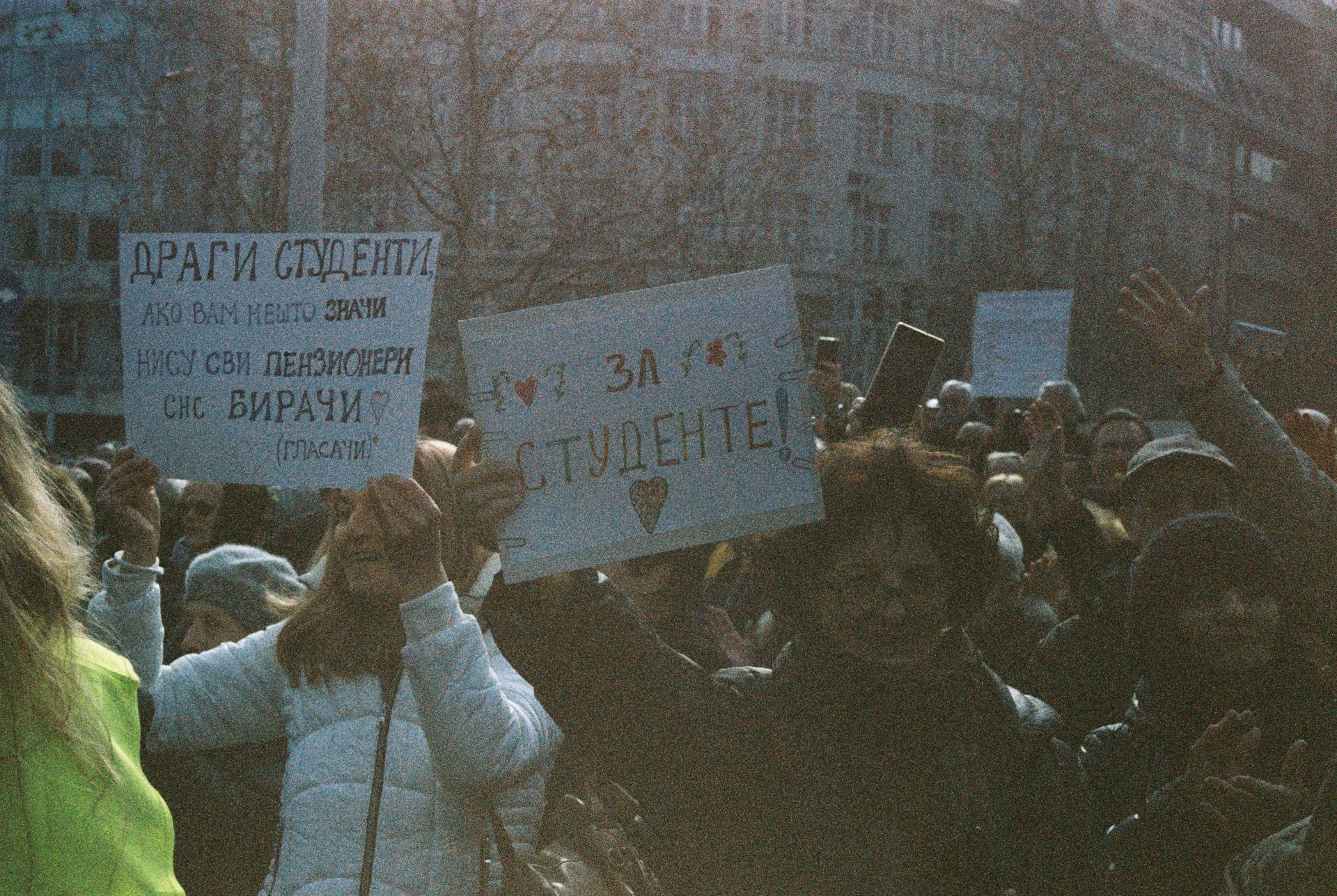 Une foule d'étudiants manifestant dans la rue