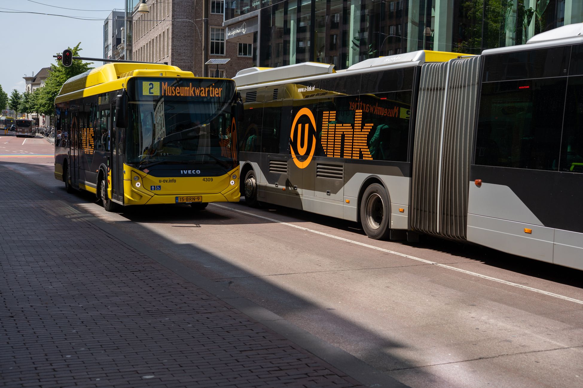 Auto op vluchtstrook geramd door busje op A4