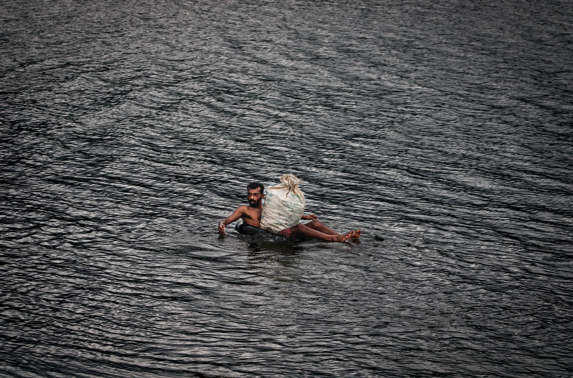 Persoon te water geraakt in de Waal