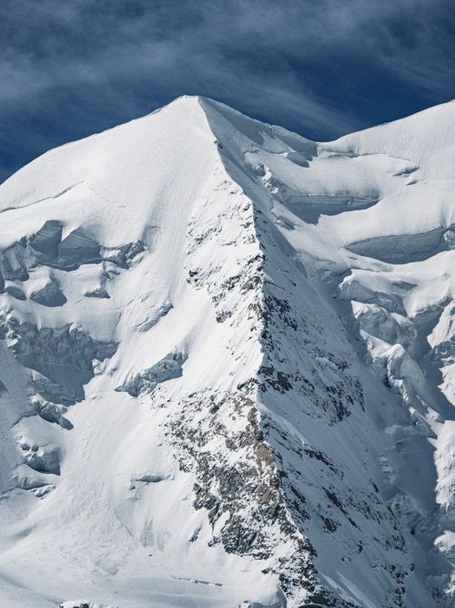Free Snow-covered peak in Pontresina, Schweiz, showcasing winter beauty and alpine majesty. Stock Photo
