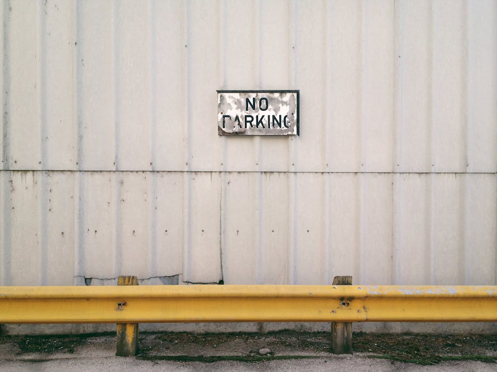 no-parking-sign-on-wall-free-stock-photo