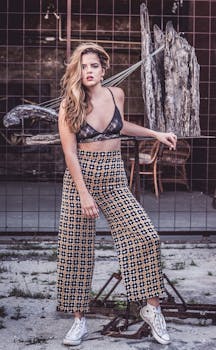 时尚模特身着时尚服装，在城市背景下于户外展示现代风格与优雅