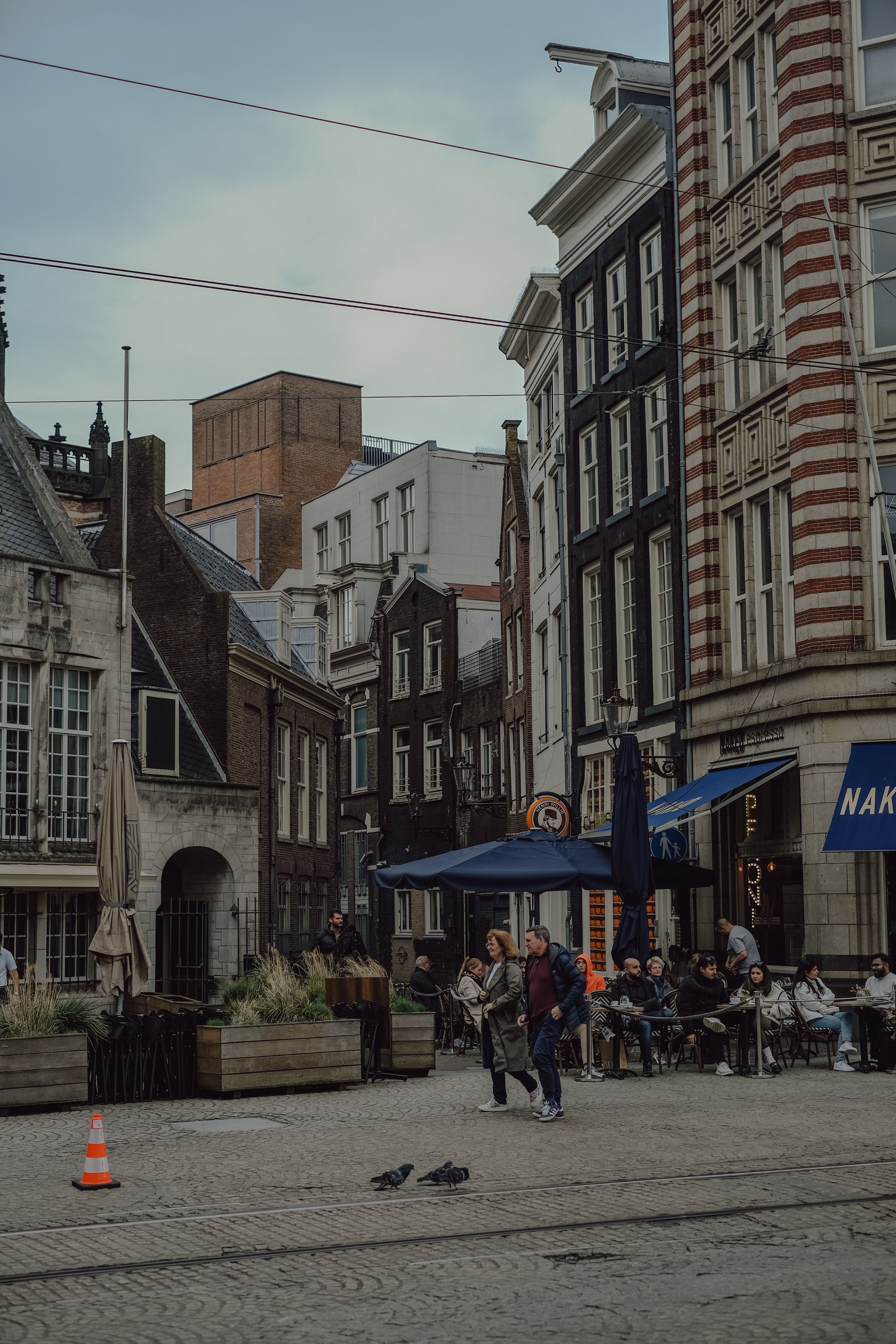 Charming Street Scene in Historic Amsterdam · Free Stock Photo