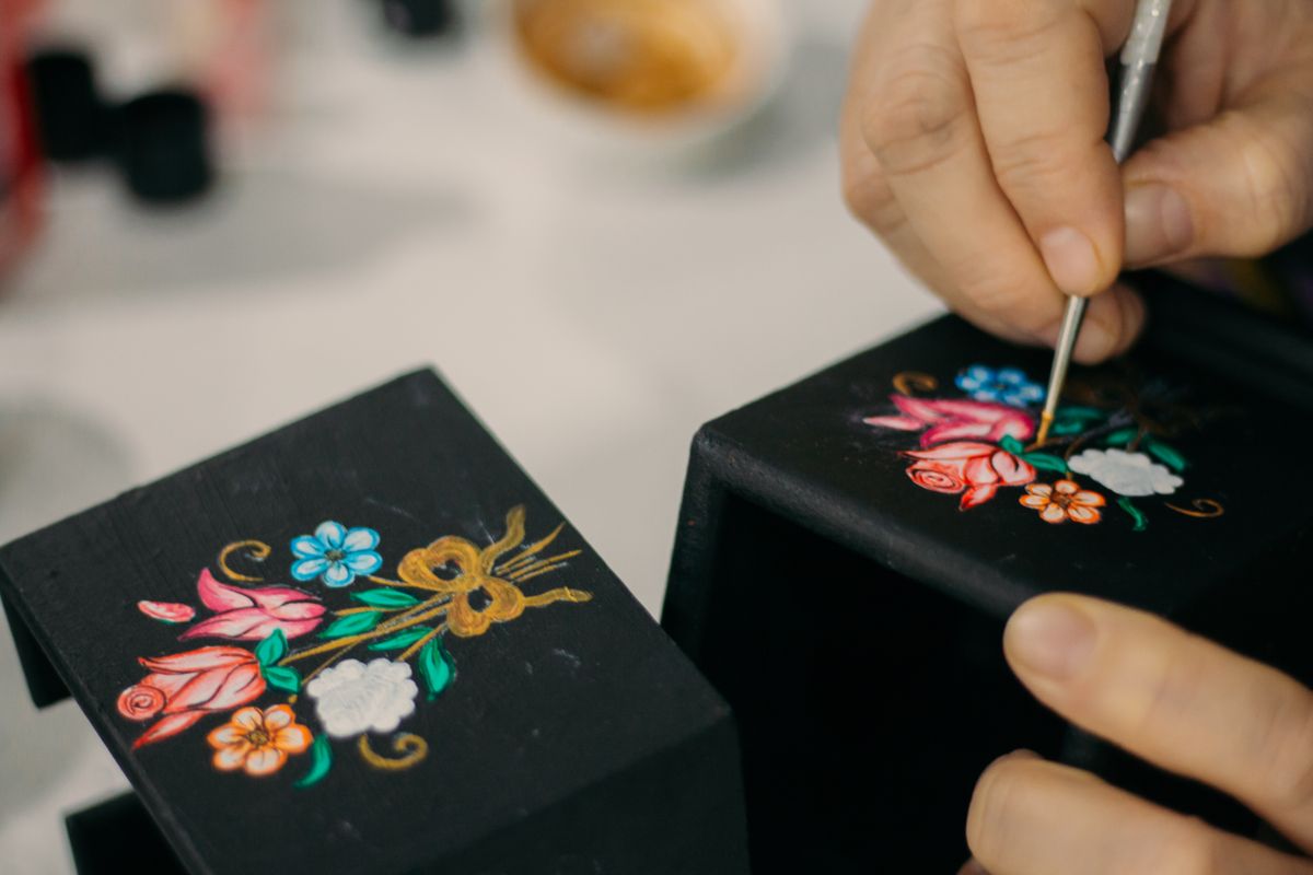Handgemalte Blumenmuster per DIY: 3 kreative Ideen für Zuhause — Fertiges Werk