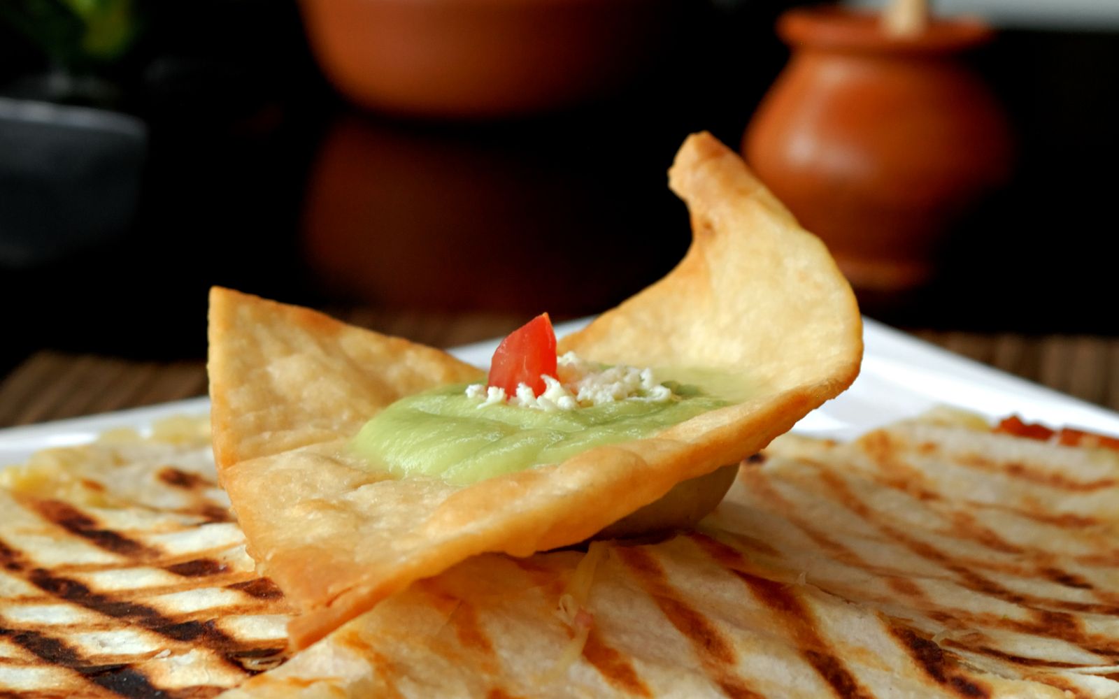 Foto de Quesadillas de cogumelos, feijão e queijo com guacamole