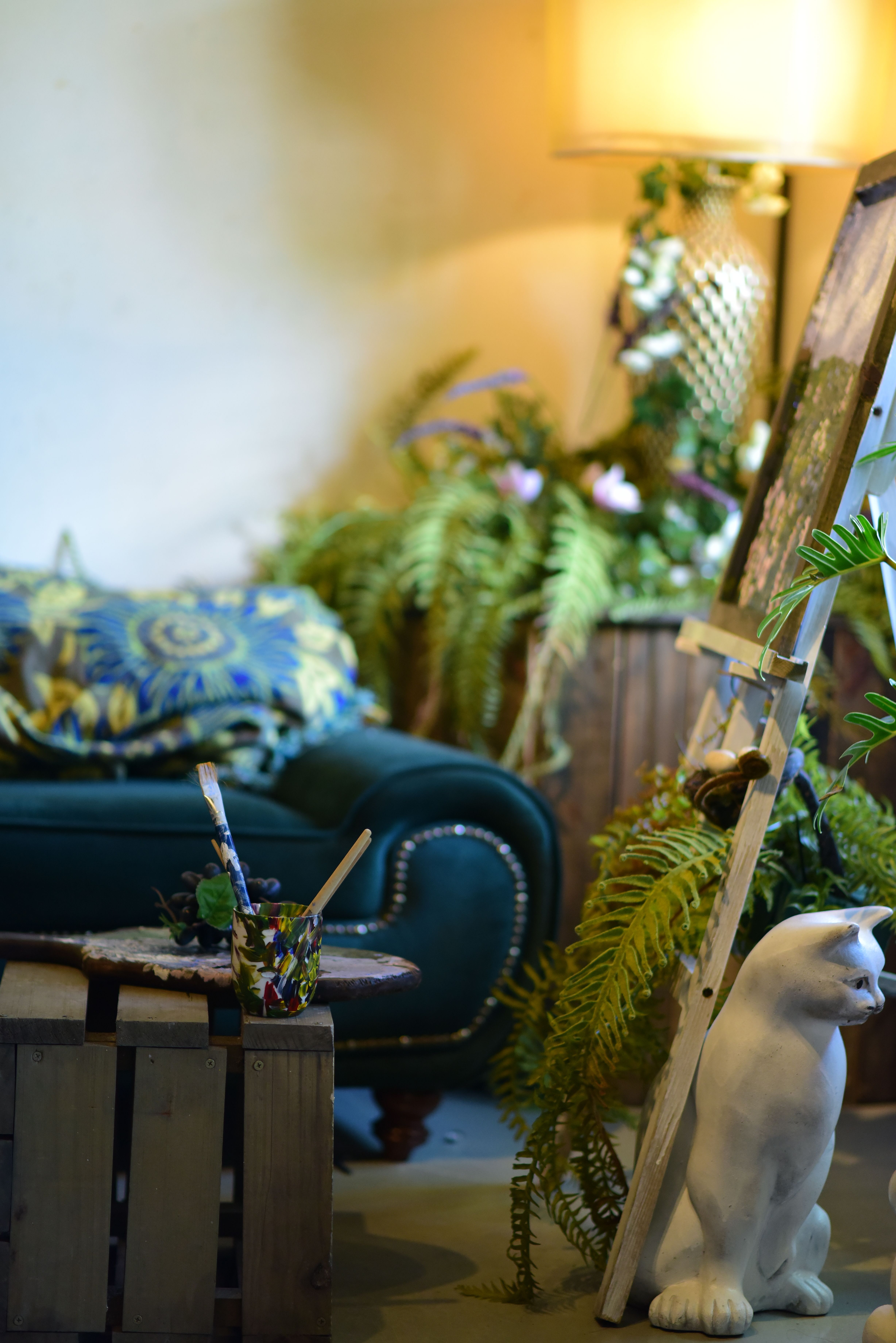 Cozy Artistic Living Room with Greenery · Free Stock Photo