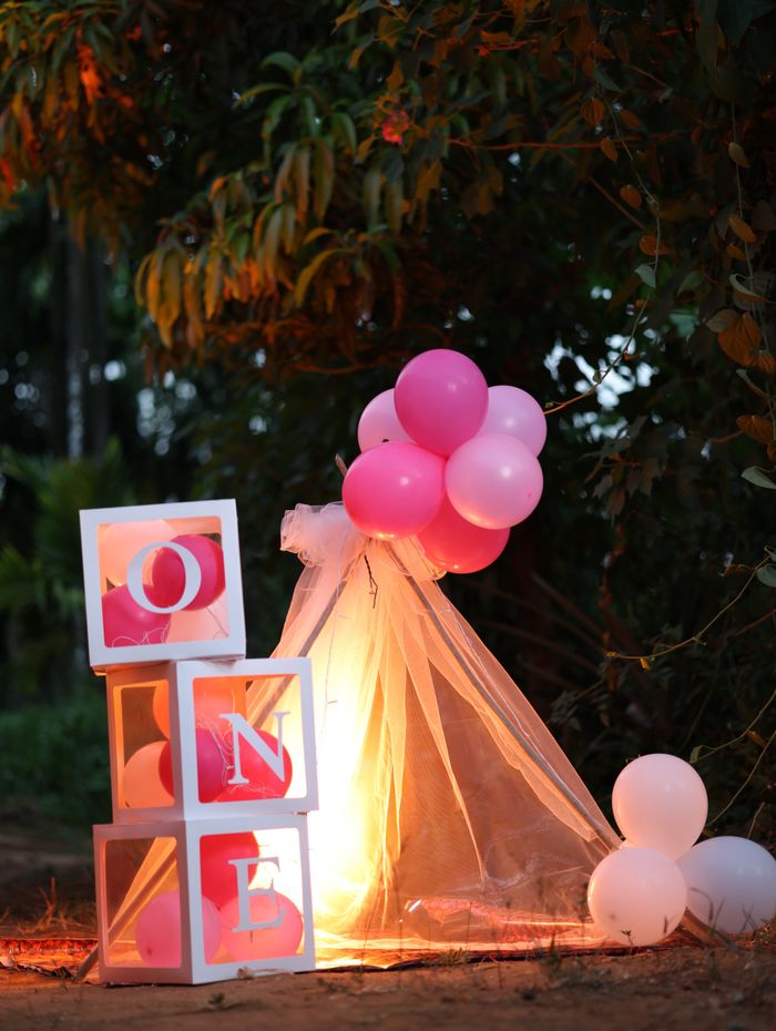 Pink balloon garland for a first birthday