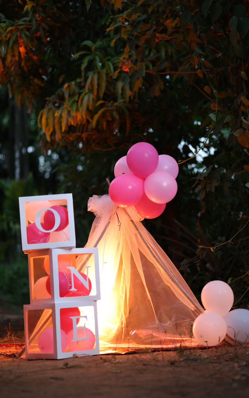 Pink balloon and block decoration for a first birthday