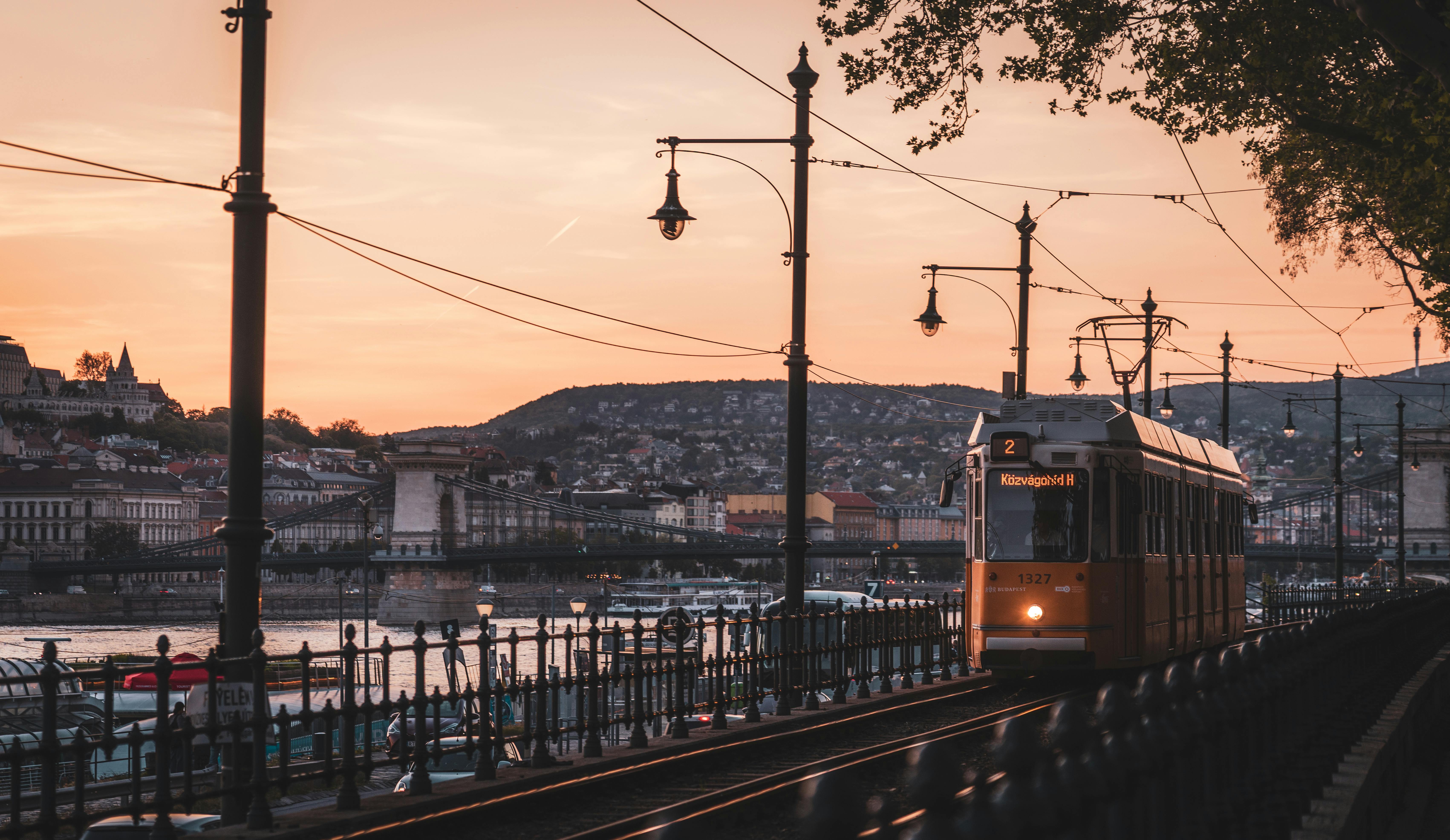 best general travel card — Photo by Duc N. on Pexels