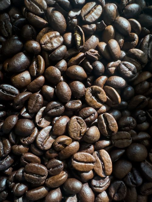 Free Richly textured close-up of roasted coffee beans in natural light, İstanbul, Türkiye. Stock Photo
