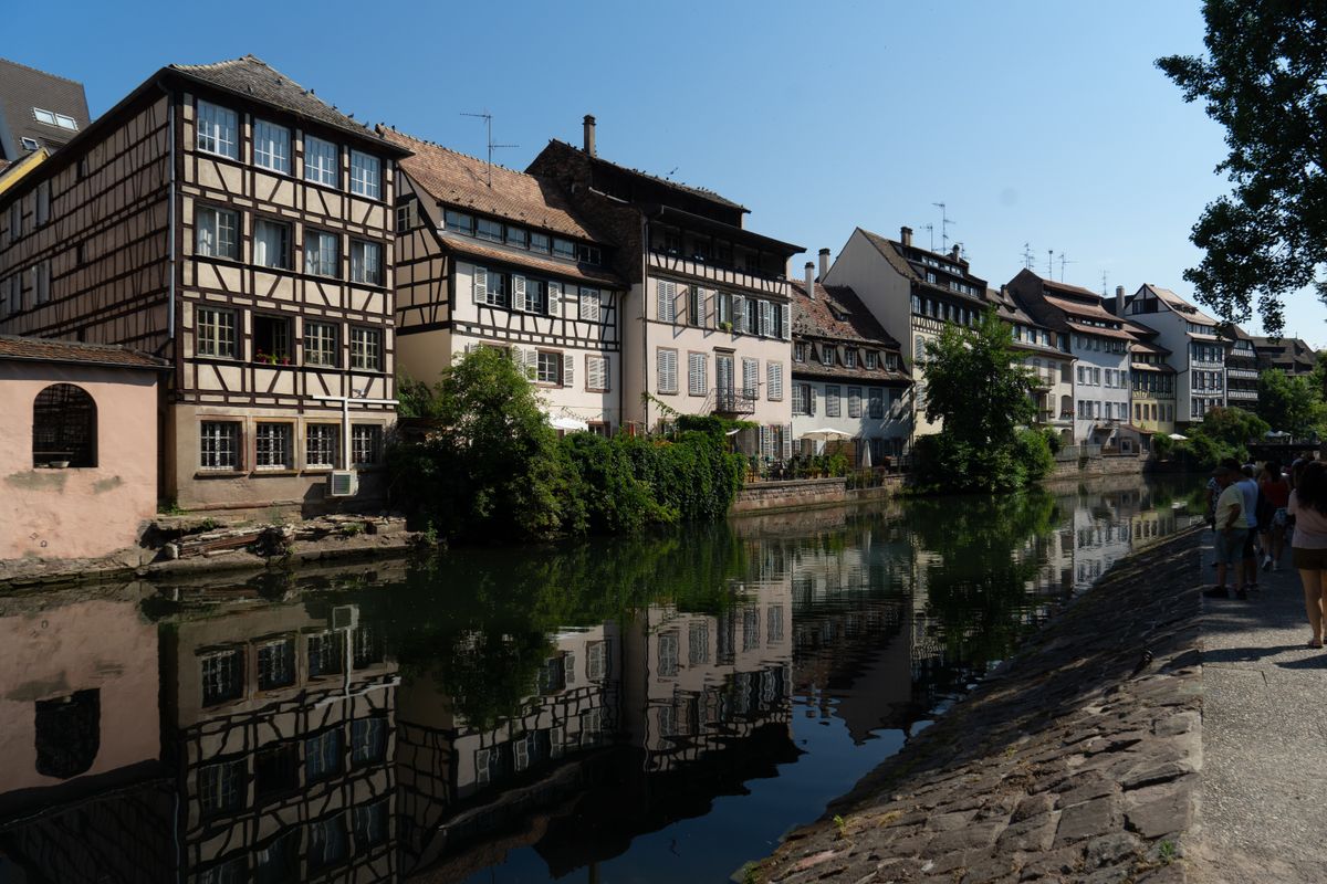 Case istorice cu paiantă pe malul râului, în Strasbourg