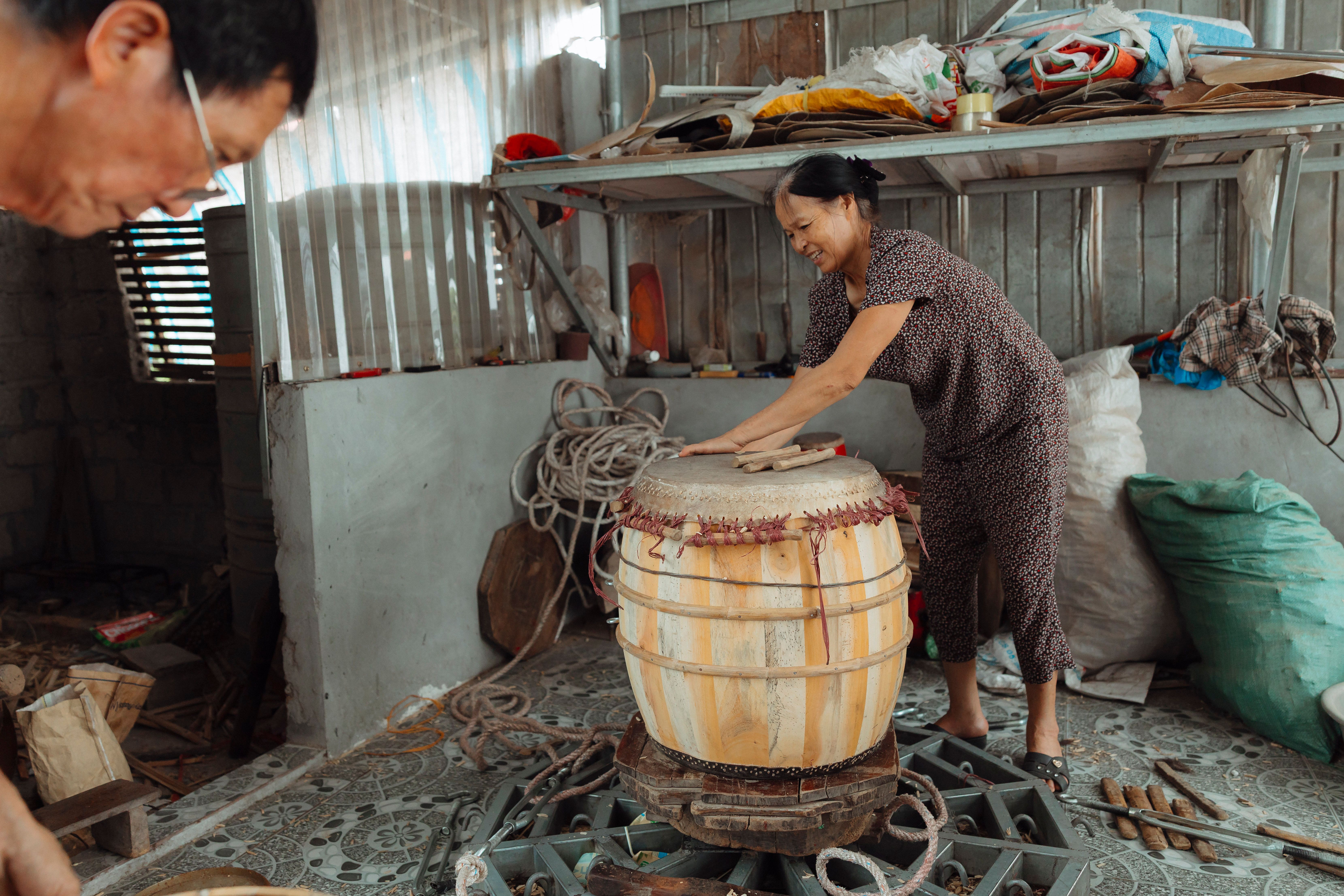 Mujer Elaborando Un Tambor Tradicional En Un Taller · Foto de stock ...