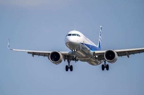 Free A commercial aircraft flying through a clear sky, showcasing aviation technology. Stock Photo