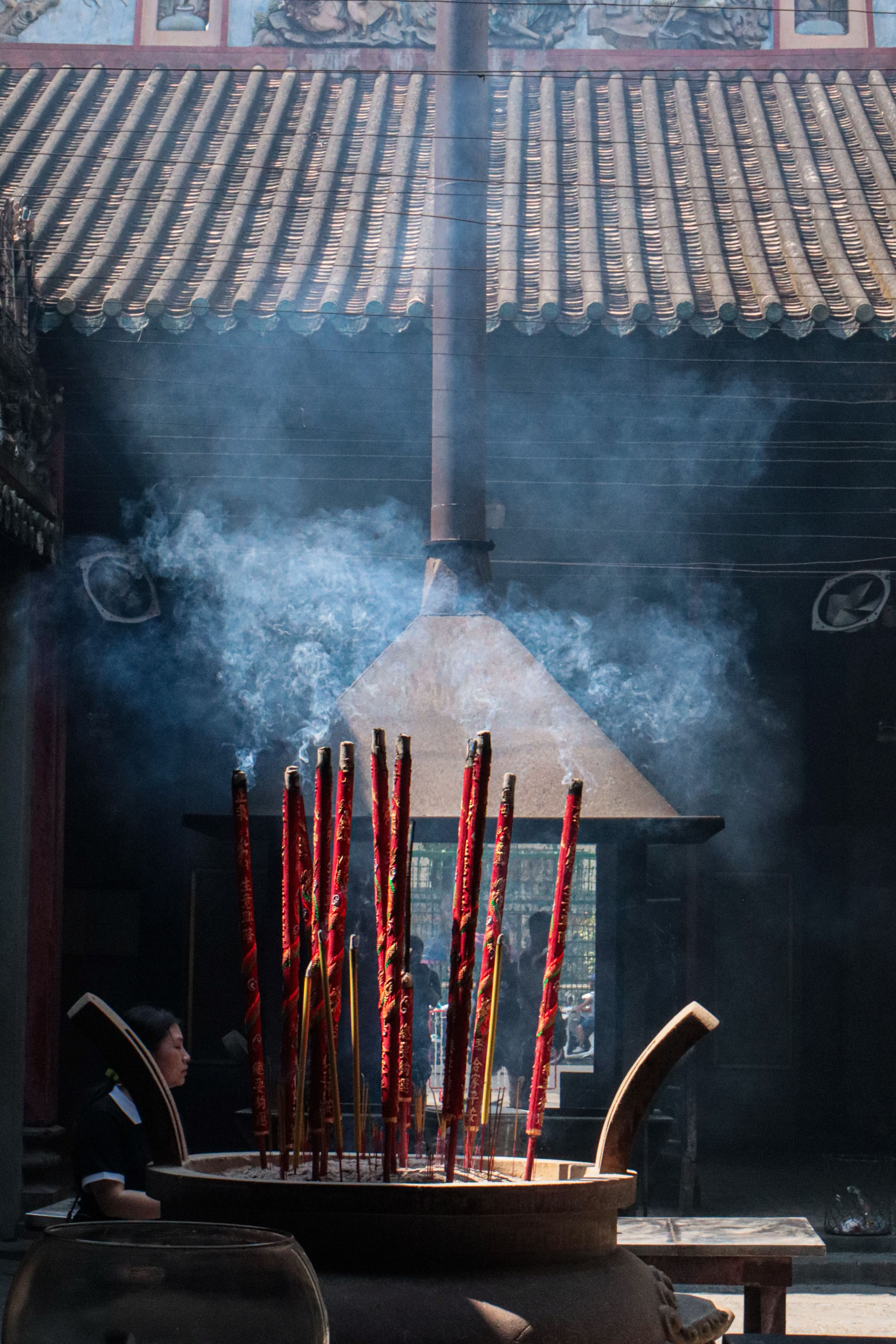 传统华人寺庙香火与烟雾，象征中元节七月十五地官赦罪、祭祖与普度文化的民间信仰背景