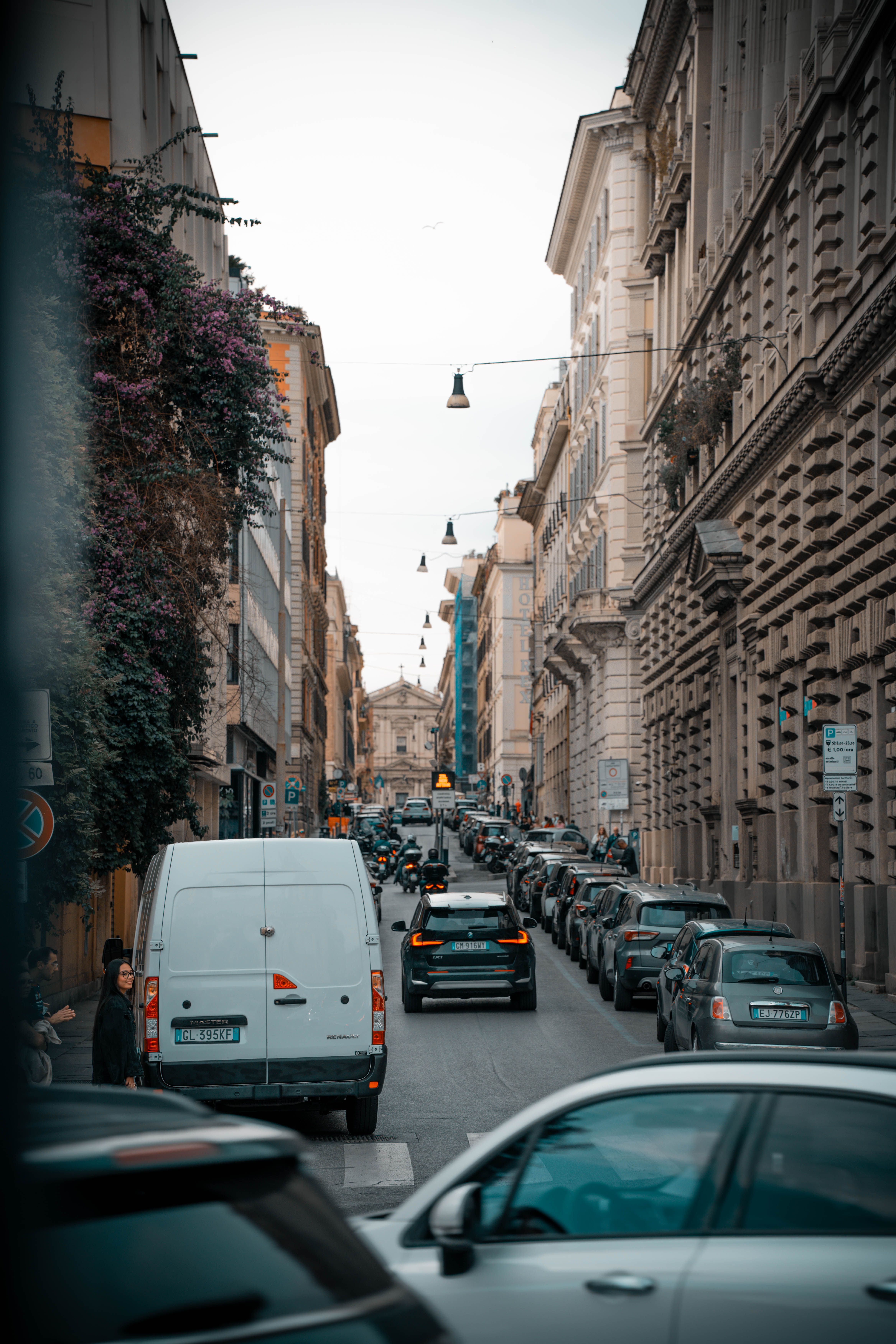 Busy Urban Street in Rome with Historic Architecture · Free Stock Photo
