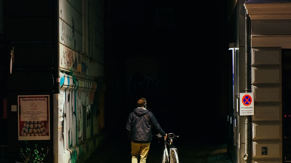 Éclairage vélo en ville : ce que la loi impose vraiment et ce qui sauve réellement la vie