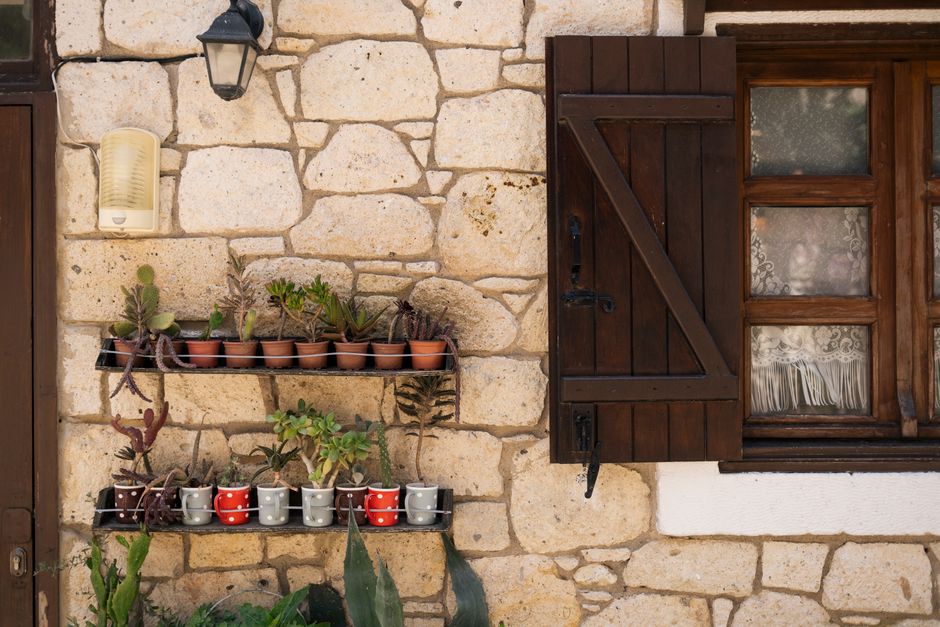 Minimalistisch tuinhuis met natuurlijke houten afwerking. Minimalistisch tuinhuis met natuurlijke houten afwerking.