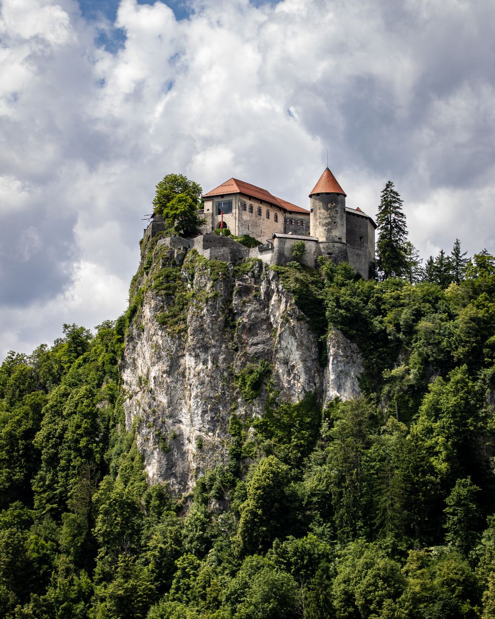 Castelul Bled cocoțat pe stâncă deasupra lacului, Slovenia