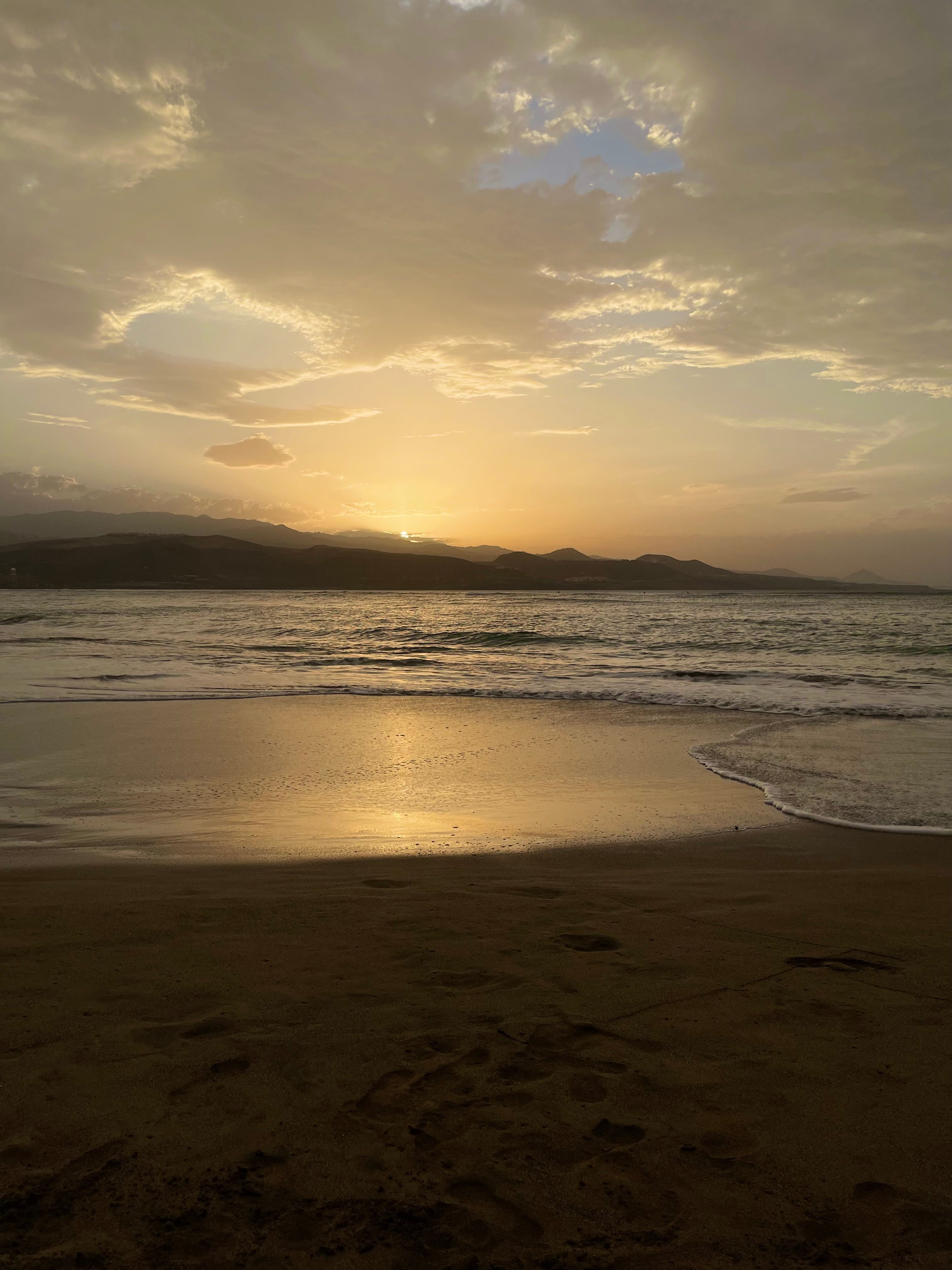 Golden Sunset Over Tranquil Ocean Waves · Free Stock Photo