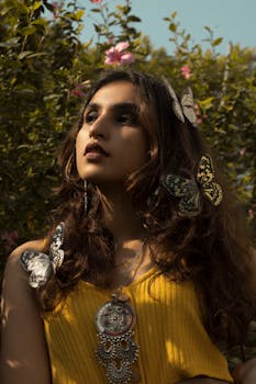 一幅描绘着在郁郁葱葱的花园中与蝴蝶为伴的女人的肖像，散发着优雅与自然之美