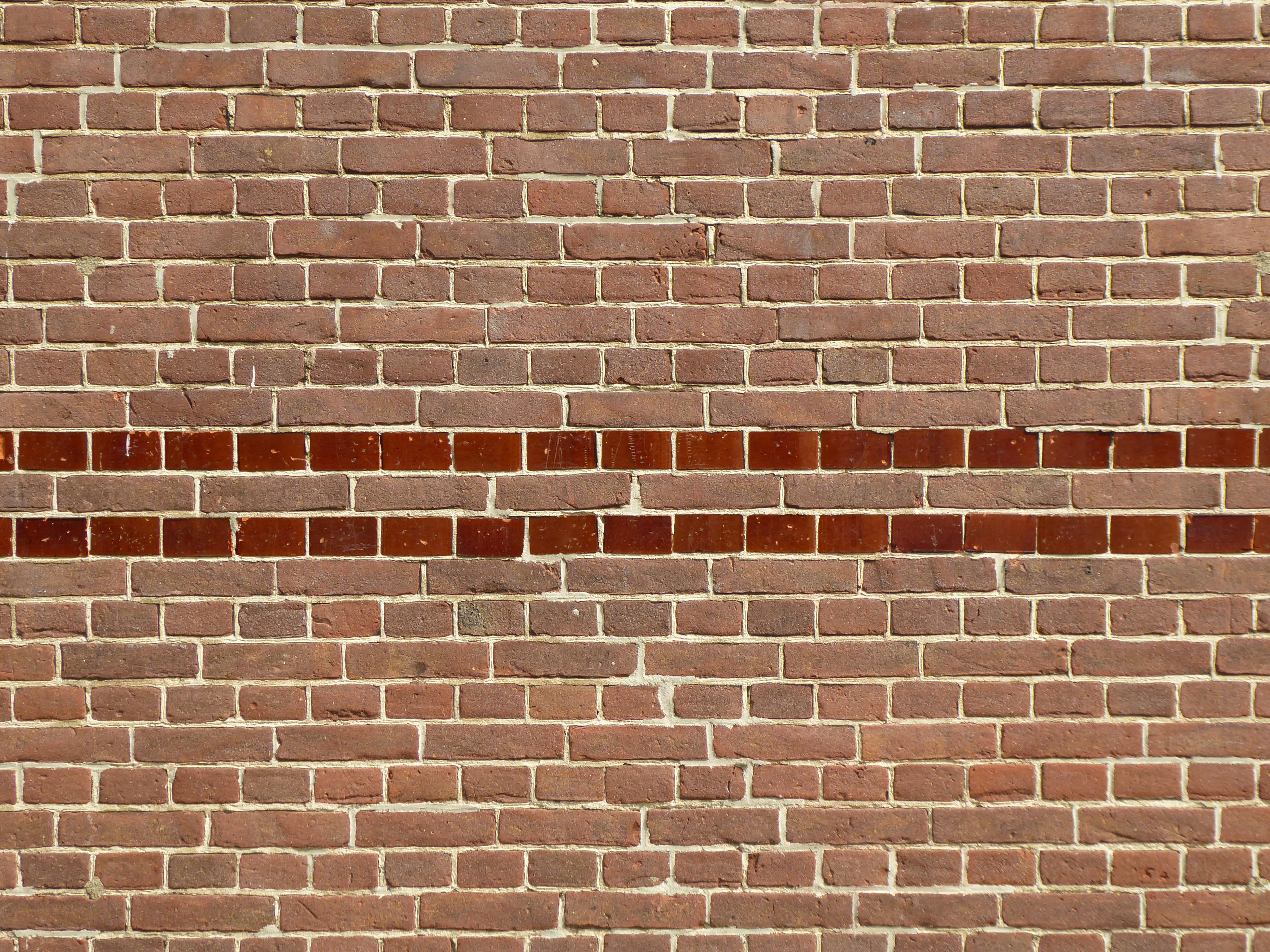 Kostenlos Eine Detailansicht einer Ziegelwand mit einem ausgeprägten horizontalen Streifenmuster. Stock-Foto