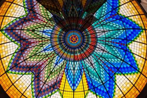 Free A breathtaking circular stained glass ceiling displaying vibrant geometric patterns and rich colors. Stock Photo