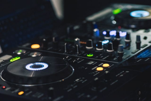 Console de DJ professionnelle avec boutons et voyants lumineux